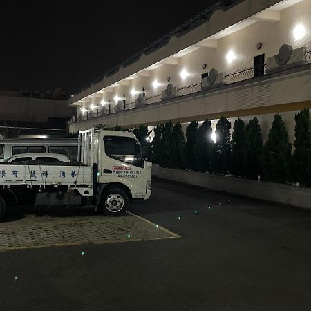 Hua Xiang Motel - Fengshan Kaohsiung Buitenkant foto