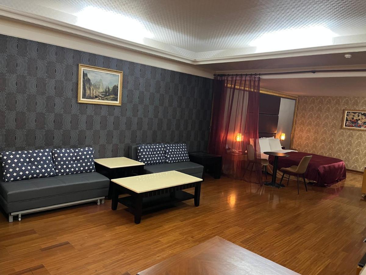 Hua Xiang Motel - Fengshan Kaohsiung Buitenkant foto