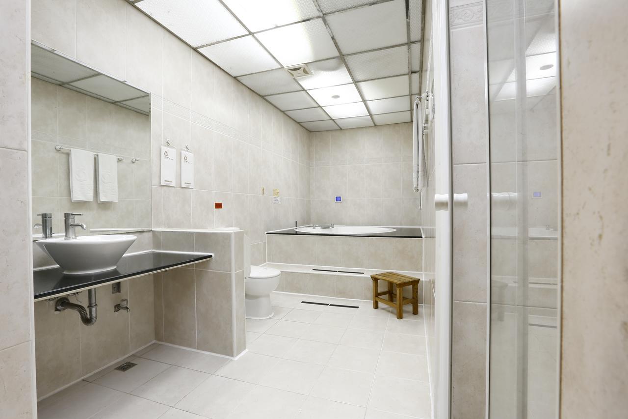 Hua Xiang Motel - Fengshan Kaohsiung Buitenkant foto