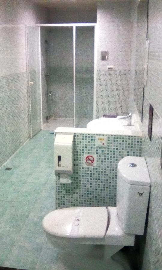 Hua Xiang Motel - Fengshan Kaohsiung Buitenkant foto